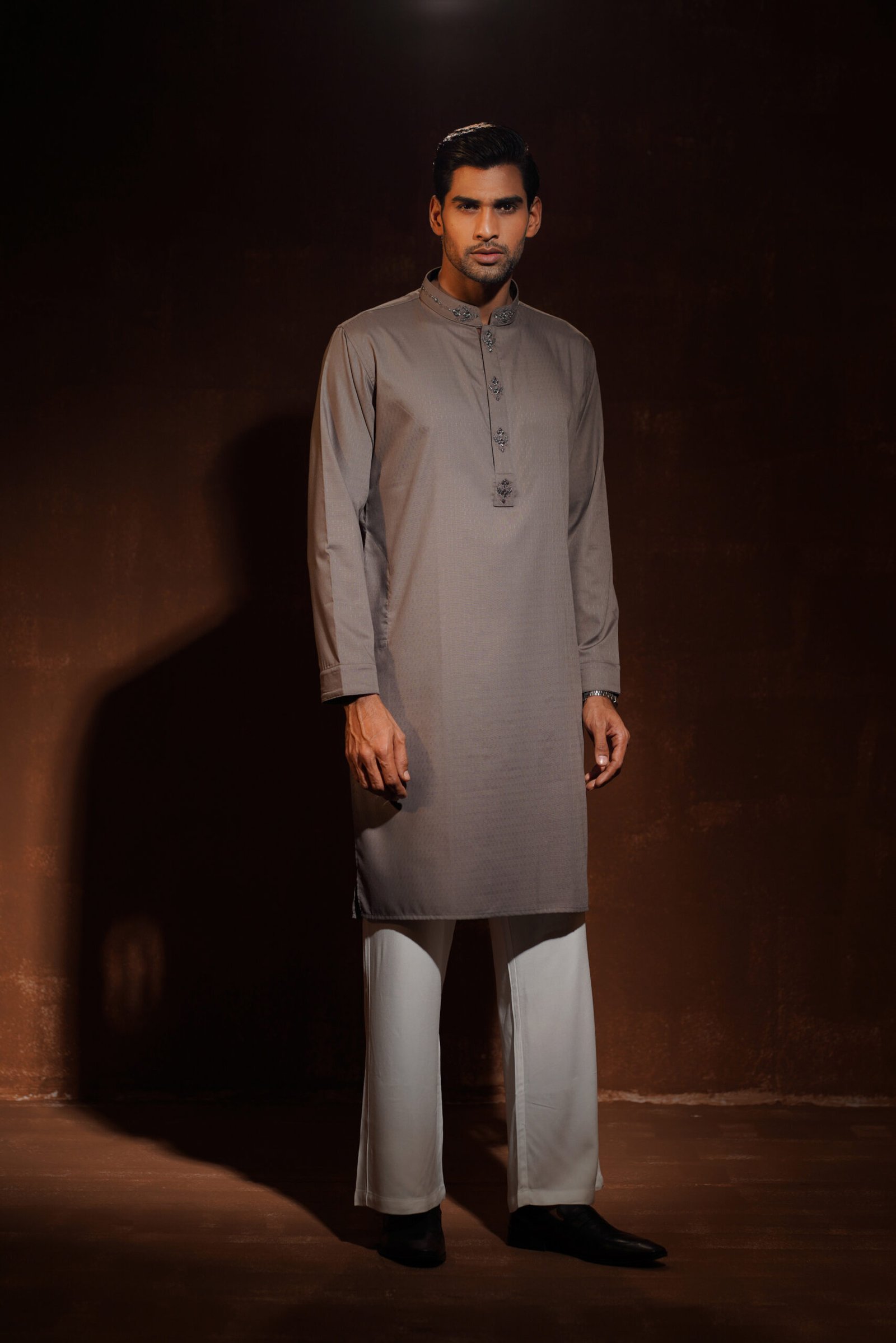 Nevada Grey with Elegant Zardoji in Collar & box plate - view 3